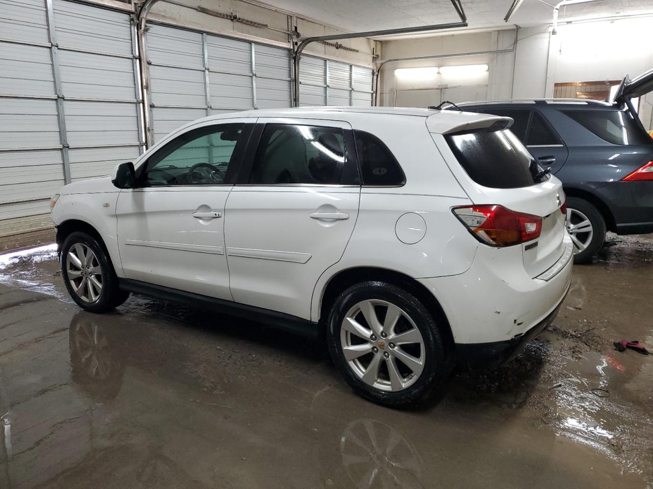 2015 Mitsubishi Outlander VIN 4A4AP4AU4FE013721 Copart auction photo, front end / minor dent/scratches damage thumbnail 2