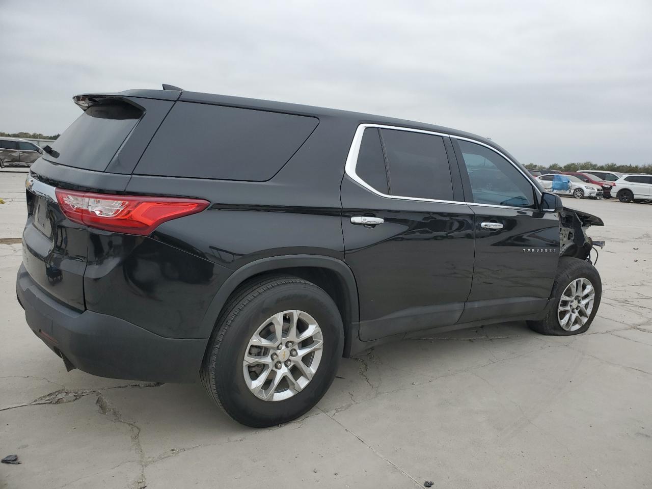 2019 Chevrolet Traverse VIN 1GNERFKW6KJ256258 Copart auction photo, front end damage thumbnail 3