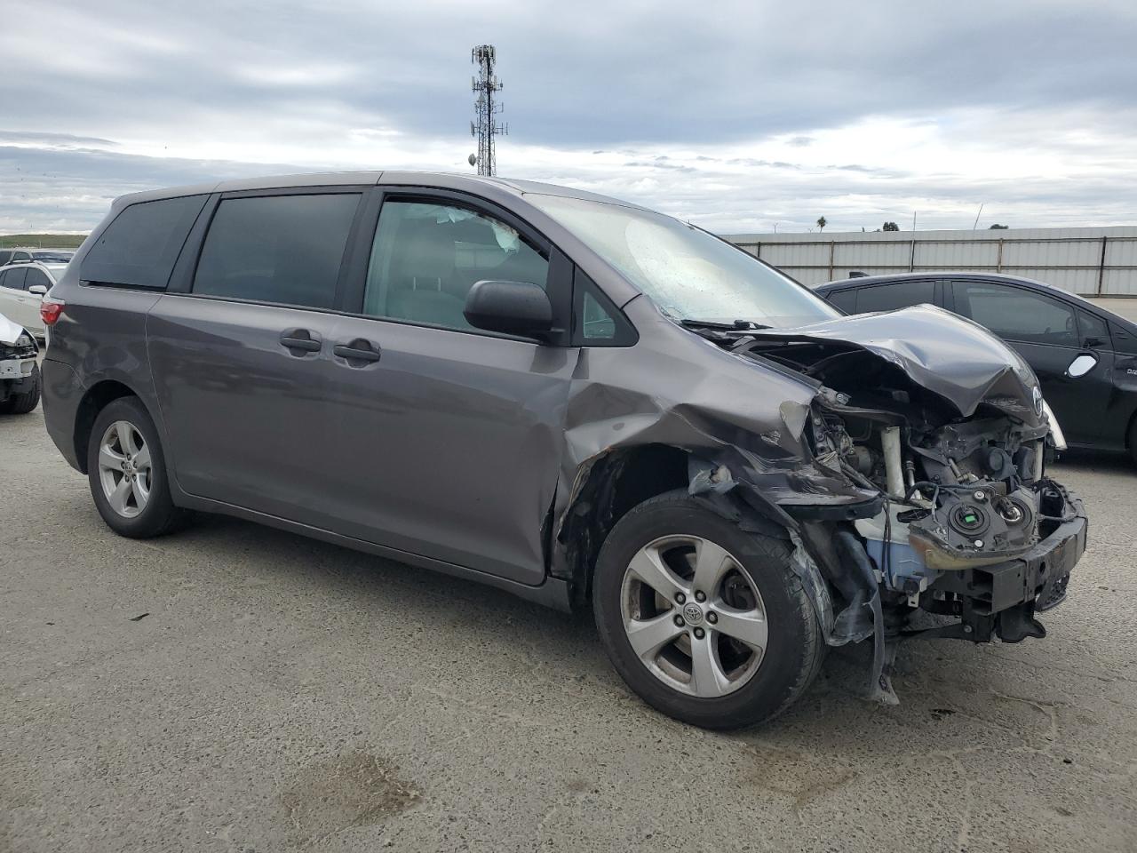 2017 Toyota Sienna VIN 5TDZZ3DC4HS808458 Copart auction photo, front end damage thumbnail 4