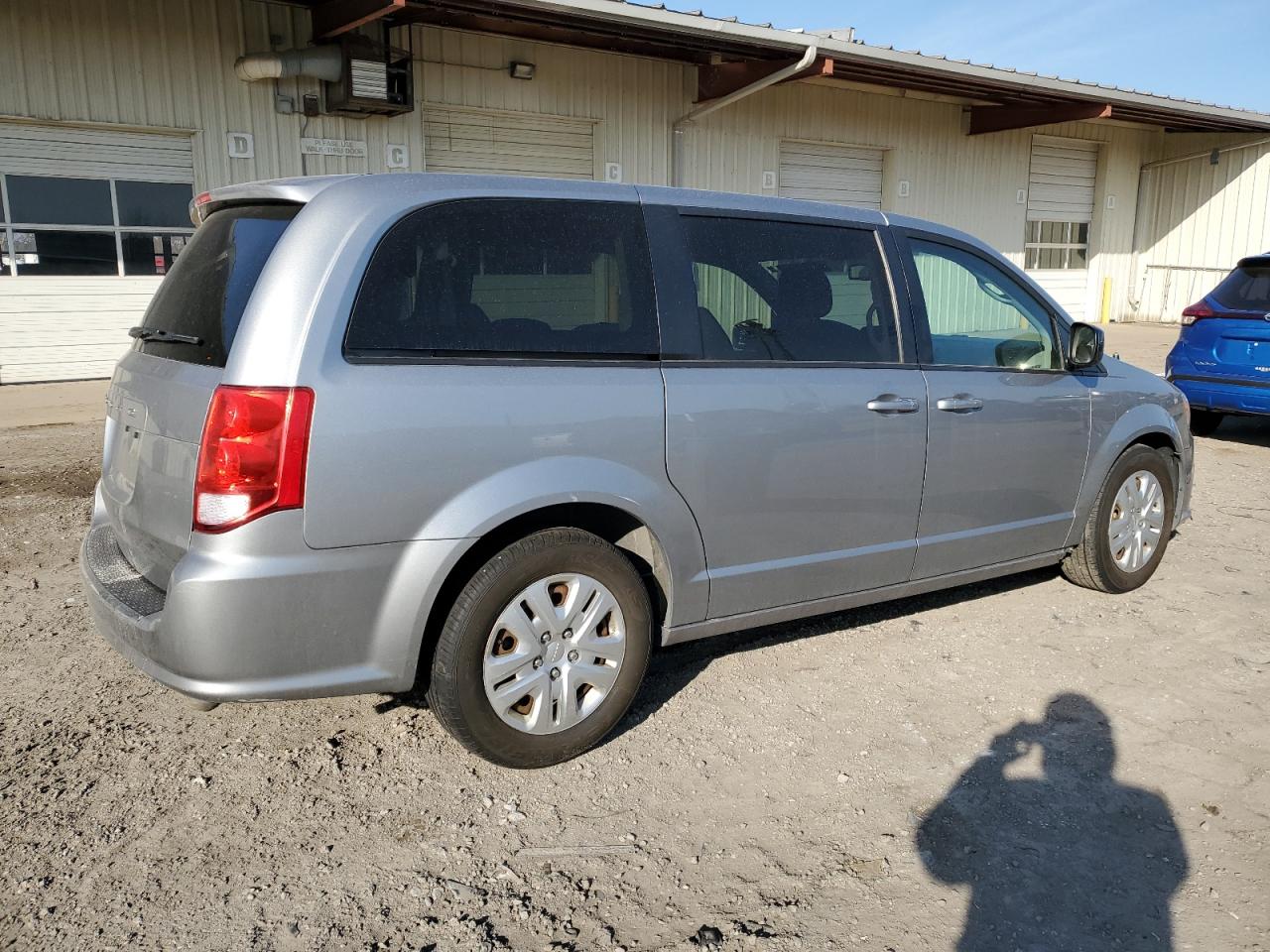 2018 Dodge Caravan VIN 2C4RDGBG2JR340272 Copart auction photo, side / front end damage thumbnail 3
