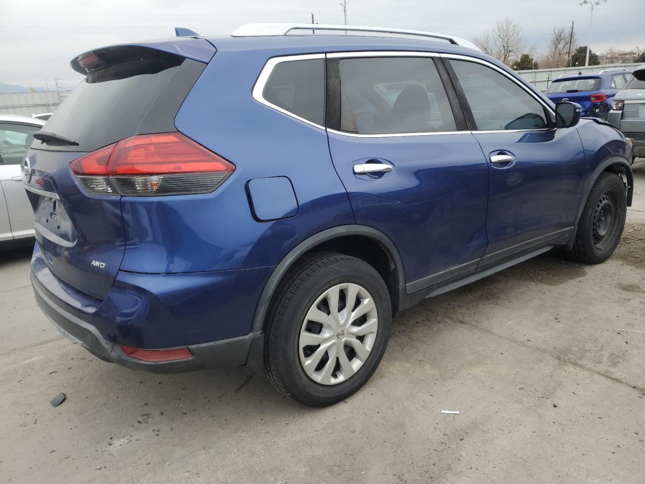 2017 Nissan Rogue VIN KNMAT2MV5HP553601 Copart auction photo, front end / minor dent/scratches damage thumbnail 3