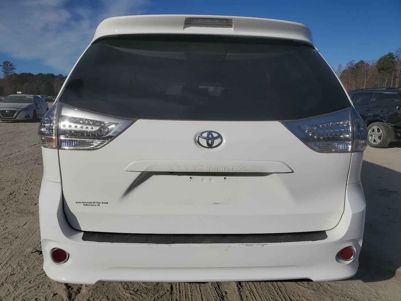 2015 Toyota Sienna VIN 5TDXK3DC1FS530742 Copart auction photo, front end damage thumbnail 6