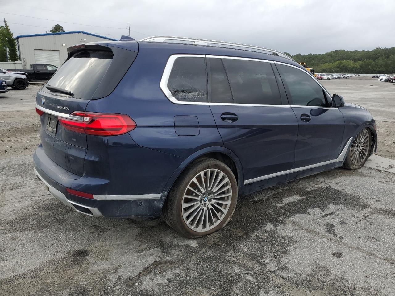 2021 BMW X7 VIN 5UXCW2C03M9H76497 Copart auction photo, front end / side damage thumbnail 3