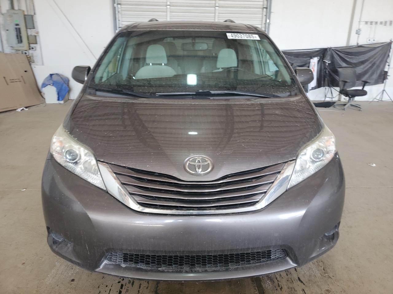 2017 Toyota Sienna VIN 5TDJZ3DC2HS152659 Copart auction photo, rear end / side damage thumbnail 5