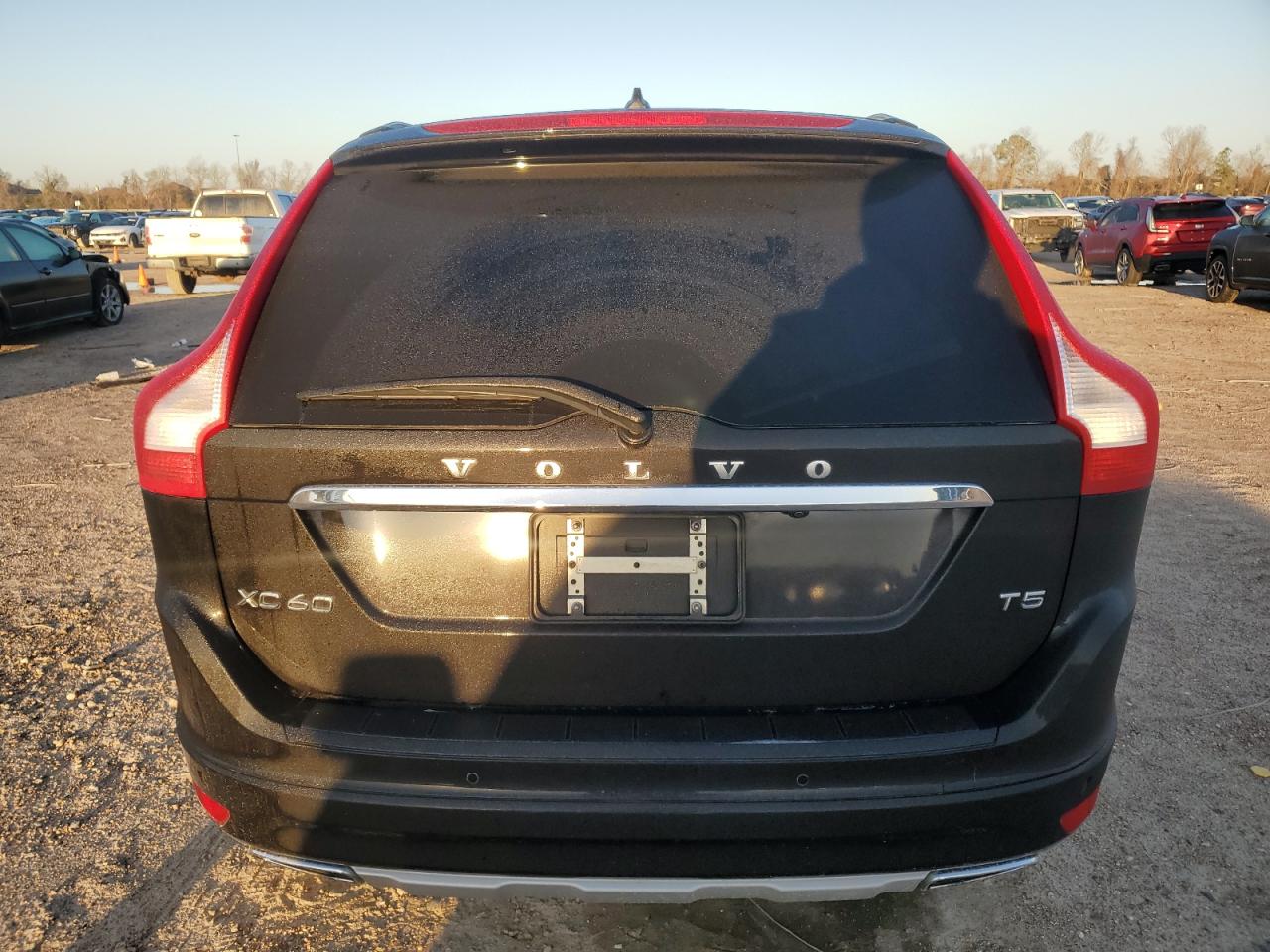 2017 Volvo XC60 VIN YV440MDU9H2039219 Copart auction photo, front end / minor dent/scratches damage thumbnail 6