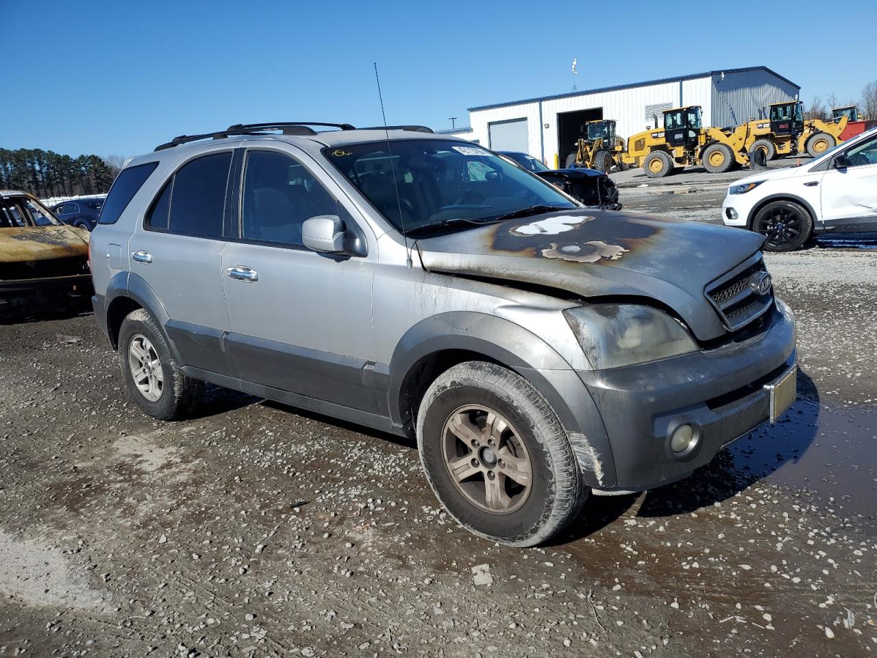 2004 KIA Sorento VIN KNDJD733045227463 Copart auction photo, burn / front end damage thumbnail 4