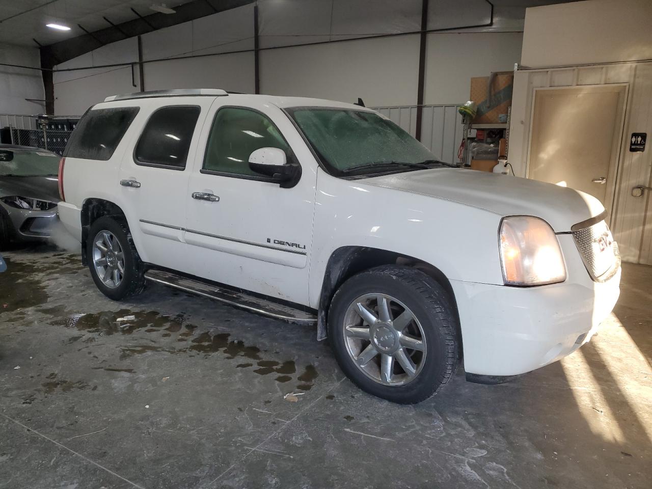 2008 GMC Yukon VIN 1GKFK63868J129766 Copart auction photo, front end / minor dent/scratches damage thumbnail 4