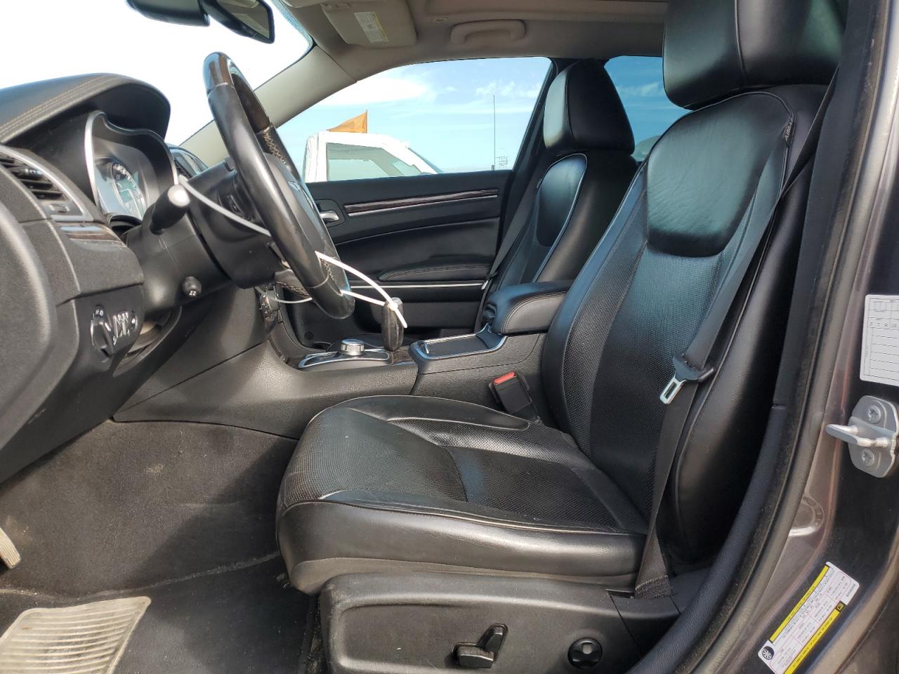 2019 Chrysler 300 VIN 2C3CCAKG0KH560348 Copart auction photo, normal wear / minor dent/scratches damage thumbnail 7