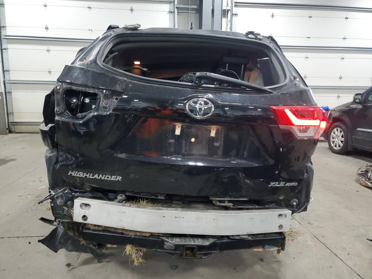 2019 Toyota Highlander VIN 5TDJZRFH3KS733994 Copart auction photo, rollover damage thumbnail 6