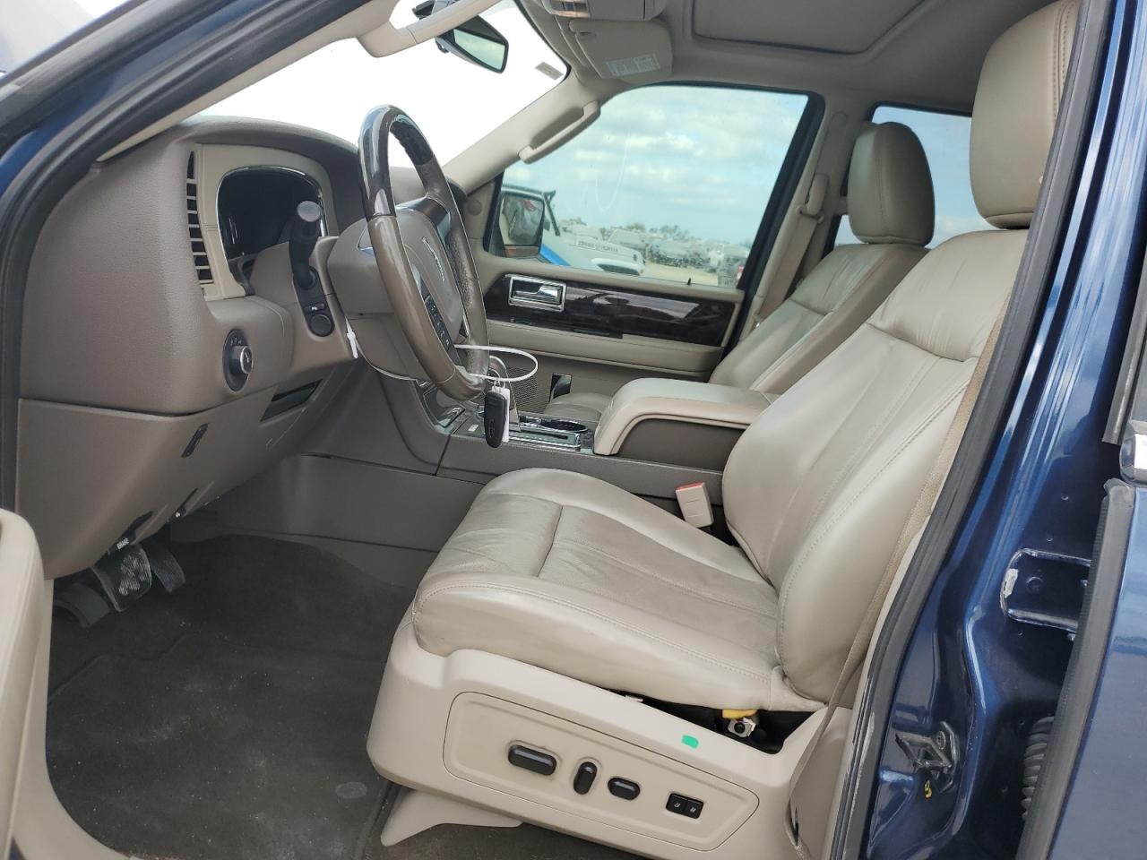 2017 Lincoln Navigator VIN 5LMJJ2HT5HEL13774 Copart auction photo, rear end / minor dent/scratches damage thumbnail 7