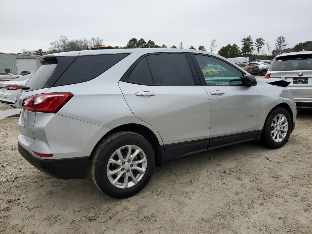 2019 Chevrolet Equinox VIN 2GNAXHEVXK6135927 Copart auction photo, front end / minor dent/scratches damage thumbnail 3