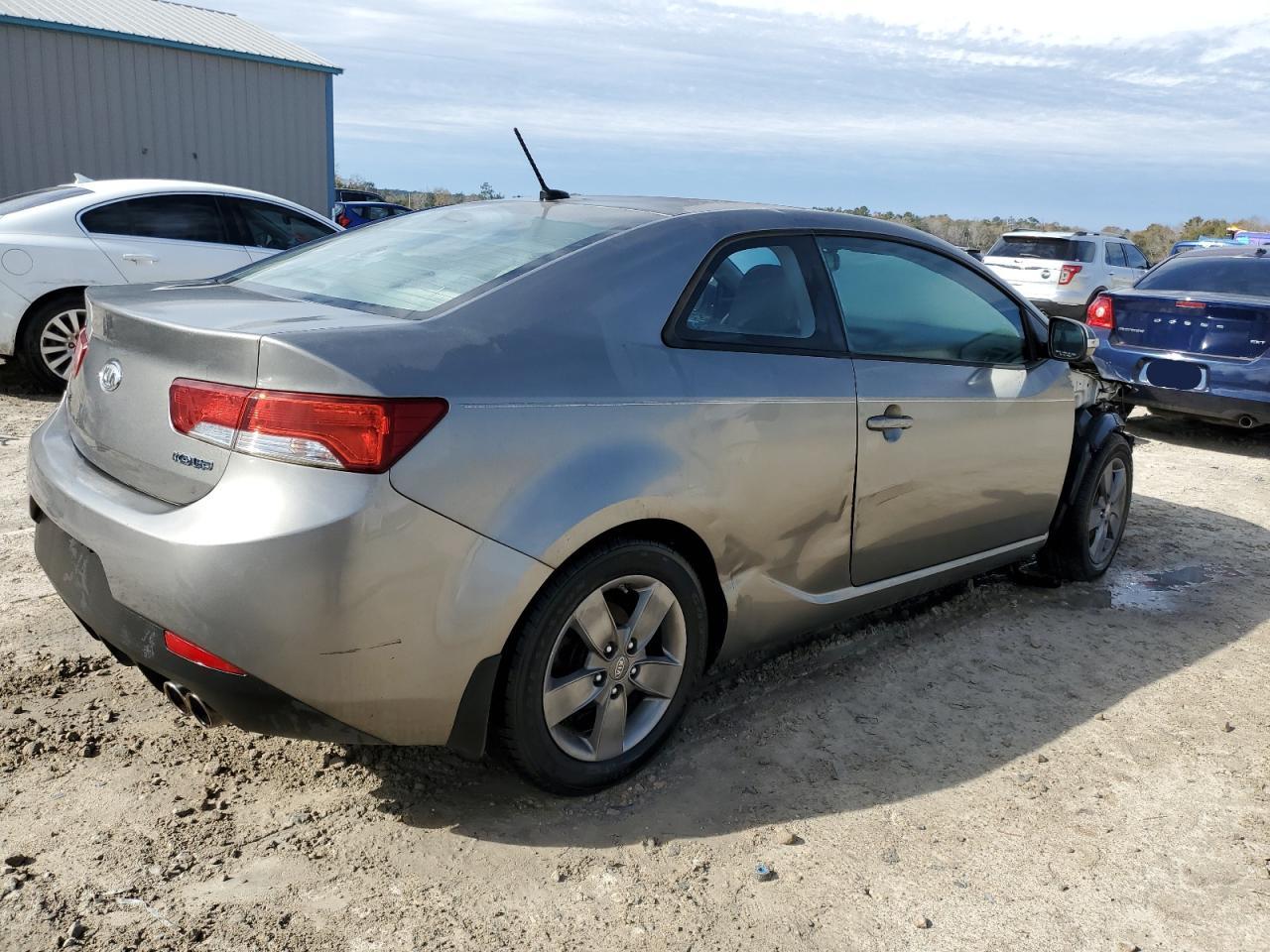 2010 KIA Forte VIN KNAFU6A20A5272048 Copart auction photo, side / front end damage thumbnail 3