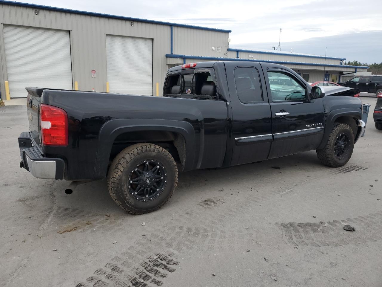 2013 Chevrolet Silverado VIN 1GCRKSE76DZ166477 Copart auction photo, front end / frame damage damage thumbnail 3