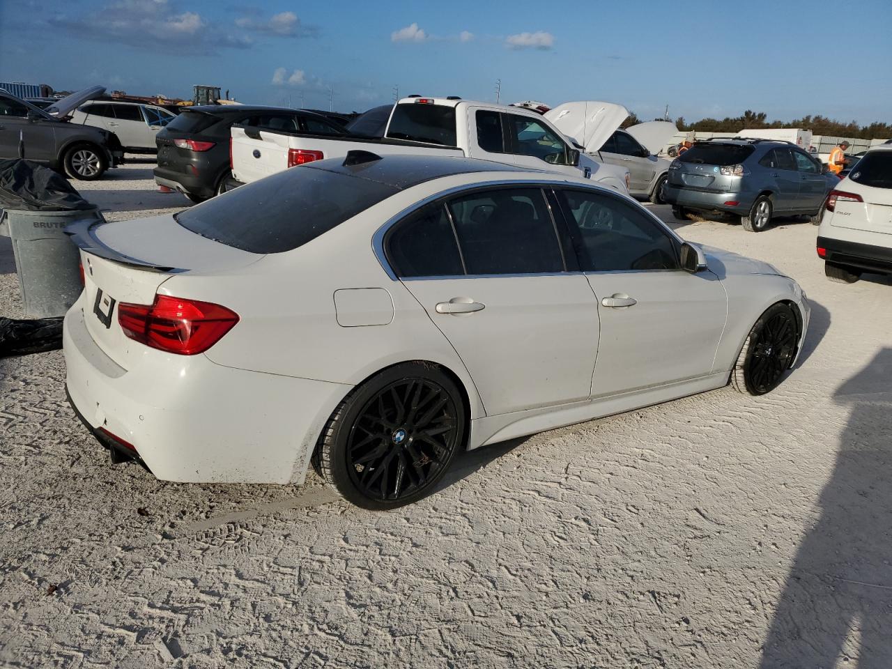 2018 BMW 3er VIN WBA8B9G5XJNU99829 Copart auction photo, water/flood damage thumbnail 3