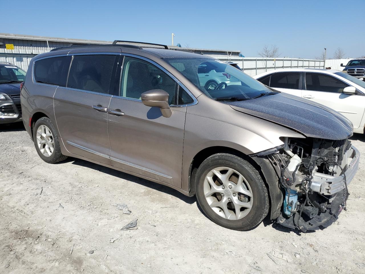 2017 Chrysler Pacifica VIN 2C4RC1BG4HR729182 Copart auction photo, front end / minor dent/scratches damage thumbnail 4