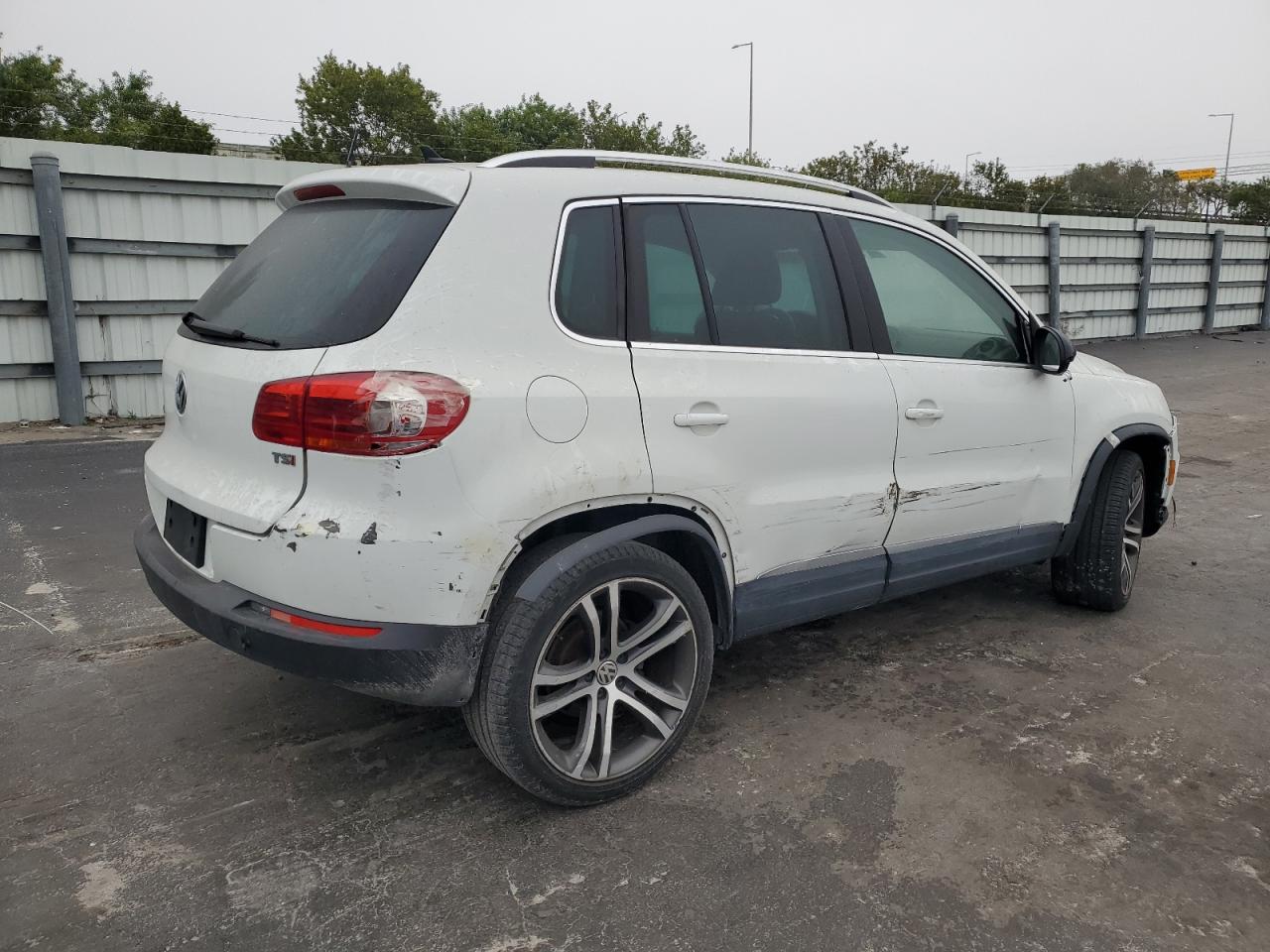 2017 Volkswagen Tiguan VIN WVGVV7AX7HK033536 Copart auction photo, all over damage thumbnail 3