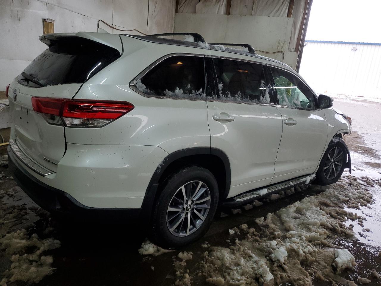 2017 Toyota Highlander VIN 5TDJZRFH4HS519640 Copart auction photo, front end damage thumbnail 3