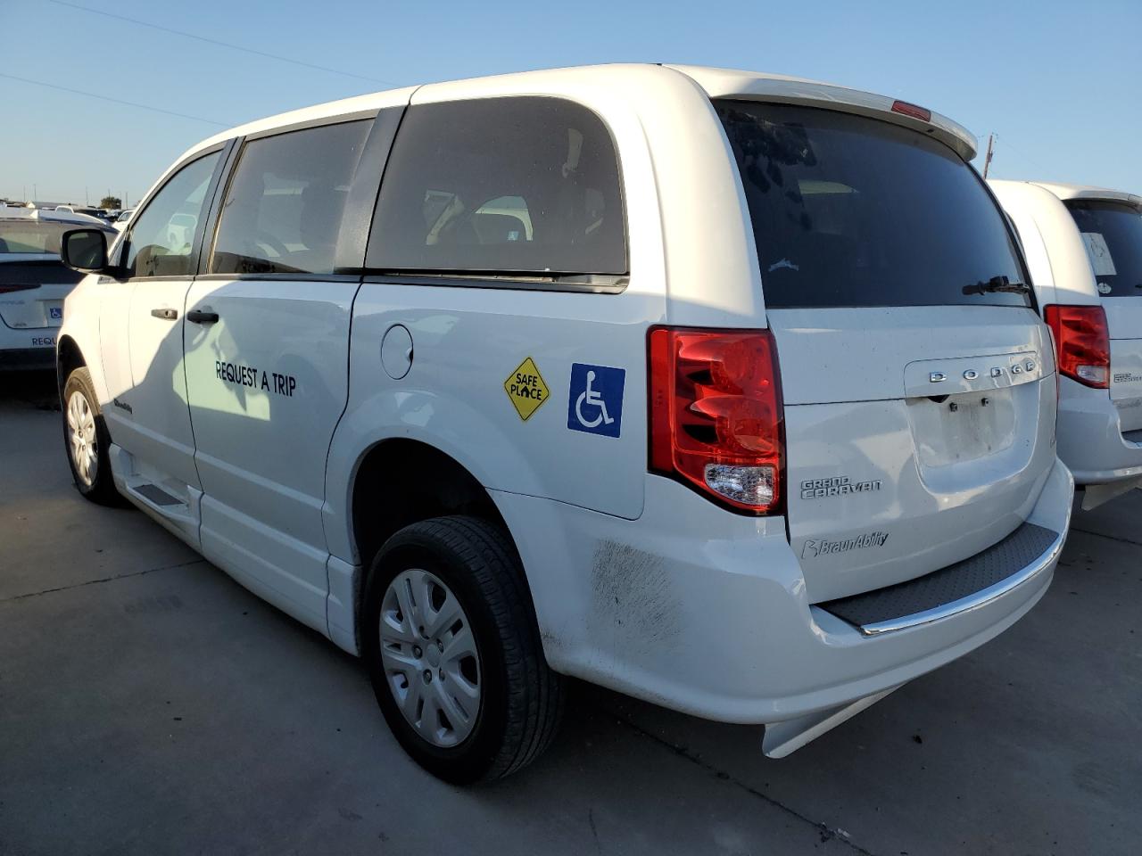 2019 Dodge Caravan VIN 2C7WDGBG1KR699734 Copart auction photo, minor dent/scratches damage thumbnail 2