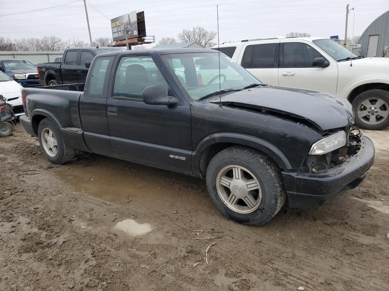 1998 Chevrolet S-10 Pickup VIN 1GCCS19X0W8130884 Copart auction photo, all over damage thumbnail 4