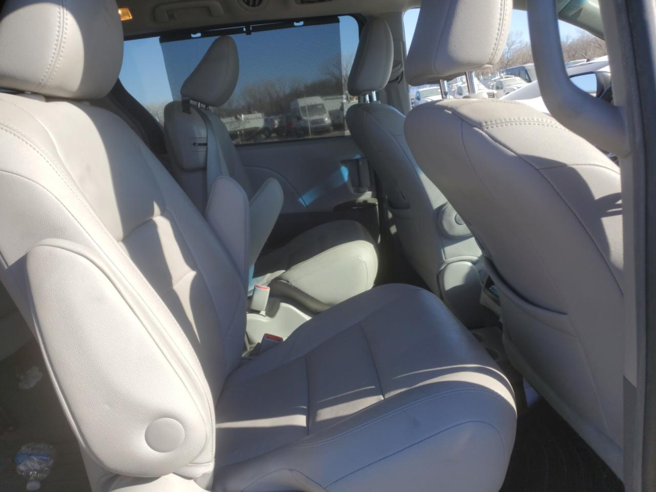 2017 Toyota Sienna VIN 5TDYZ3DC8HS873390 Copart auction photo, front end / rear end damage thumbnail 11