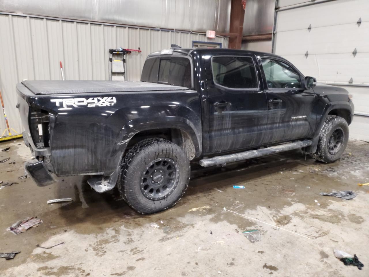 2017 Toyota Tacoma VIN 5TFCZ5AN3HX069858 Copart auction photo, rear end damage thumbnail 3