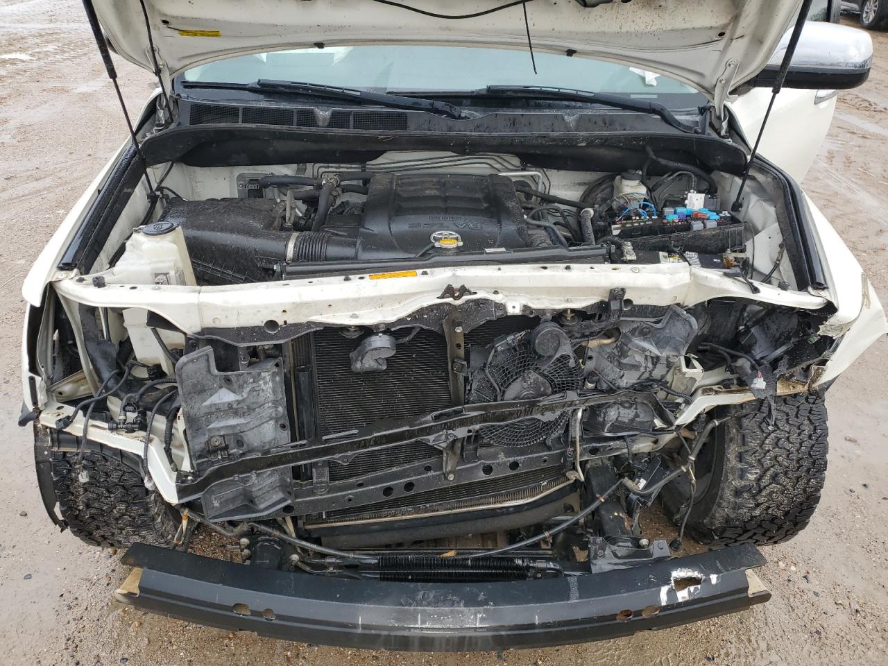 2015 Toyota Sequoia VIN 5TDYY5G18FS060279 Copart auction photo, front end / minor dent/scratches damage thumbnail 12