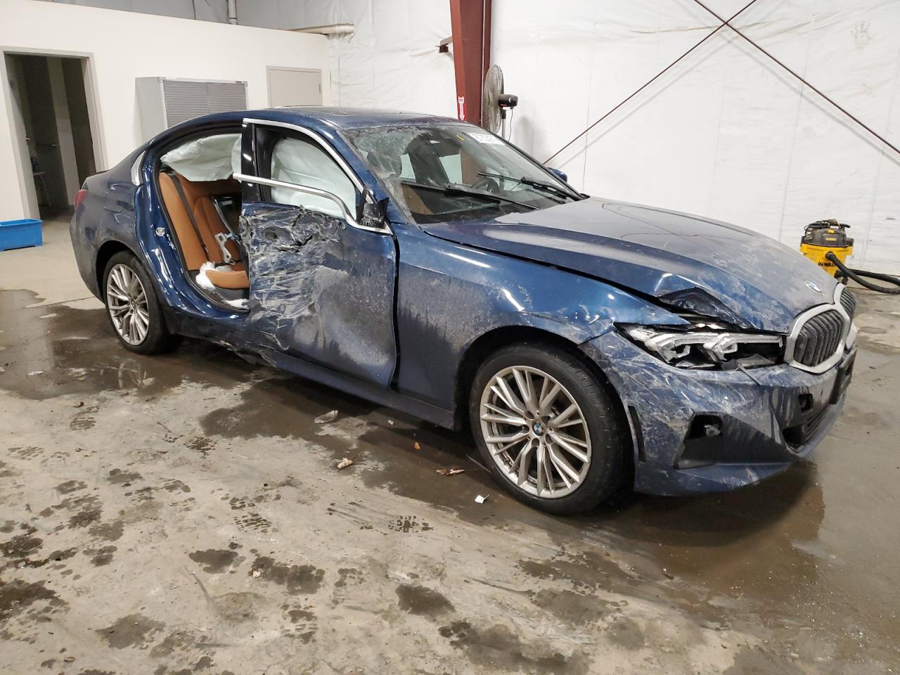 2024 BMW 3er VIN 3MW89FF05R8E04706 Copart auction photo, side / all over damage thumbnail 4