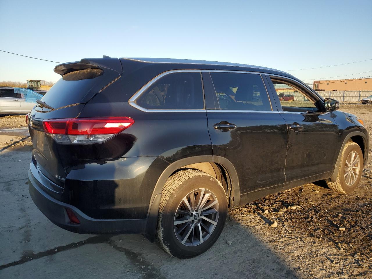 2017 Toyota Highlander VIN 5TDJZRFH9HS459483 Copart auction photo, side damage thumbnail 3