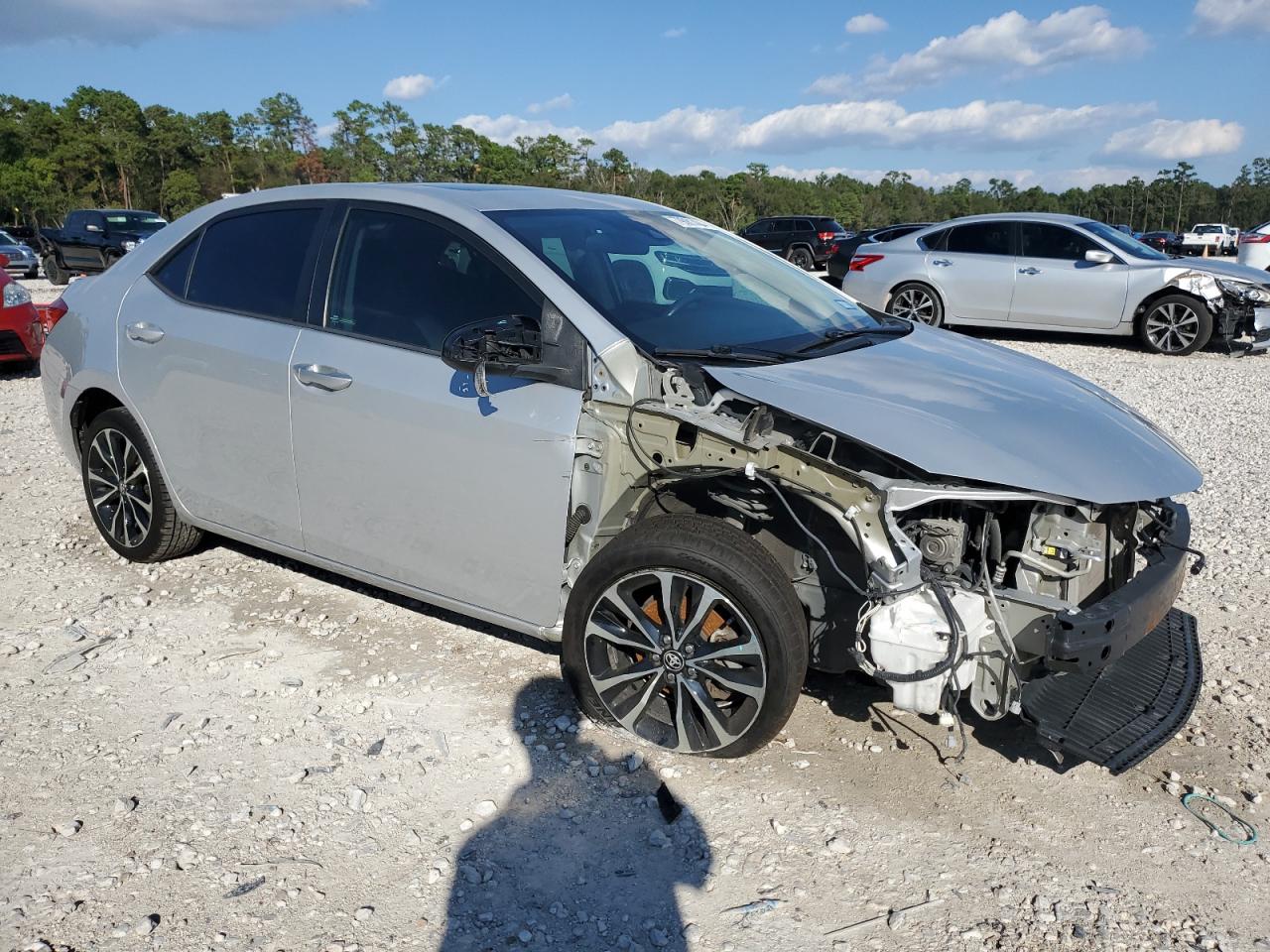 2018 Toyota Corolla VIN 5YFBURHE4JP757220 Copart auction photo, front end / side damage thumbnail 4