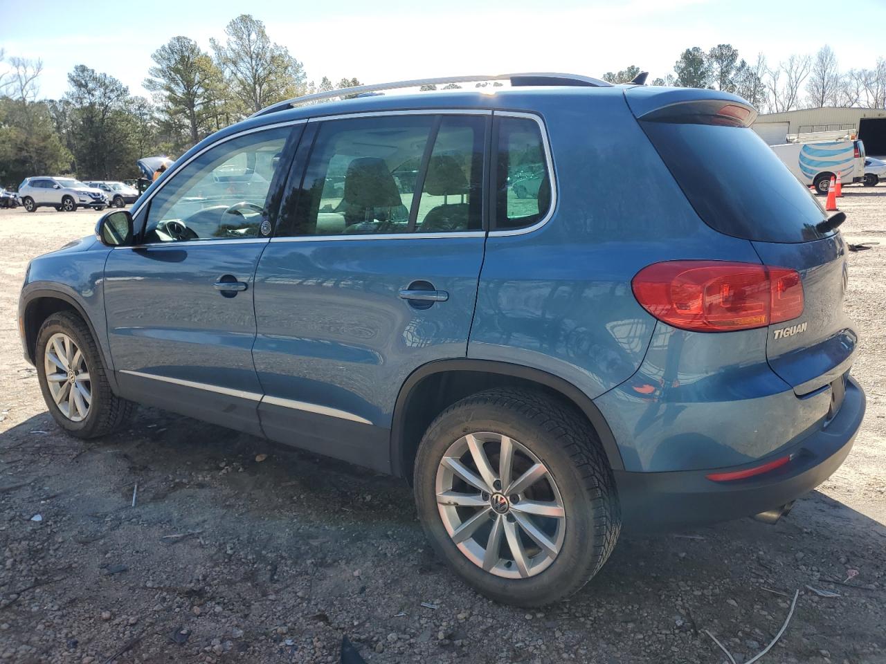 2017 Volkswagen Tiguan VIN WVGSV7AX2HK002505 Copart auction photo, minor dent/scratches / normal wear damage thumbnail 2