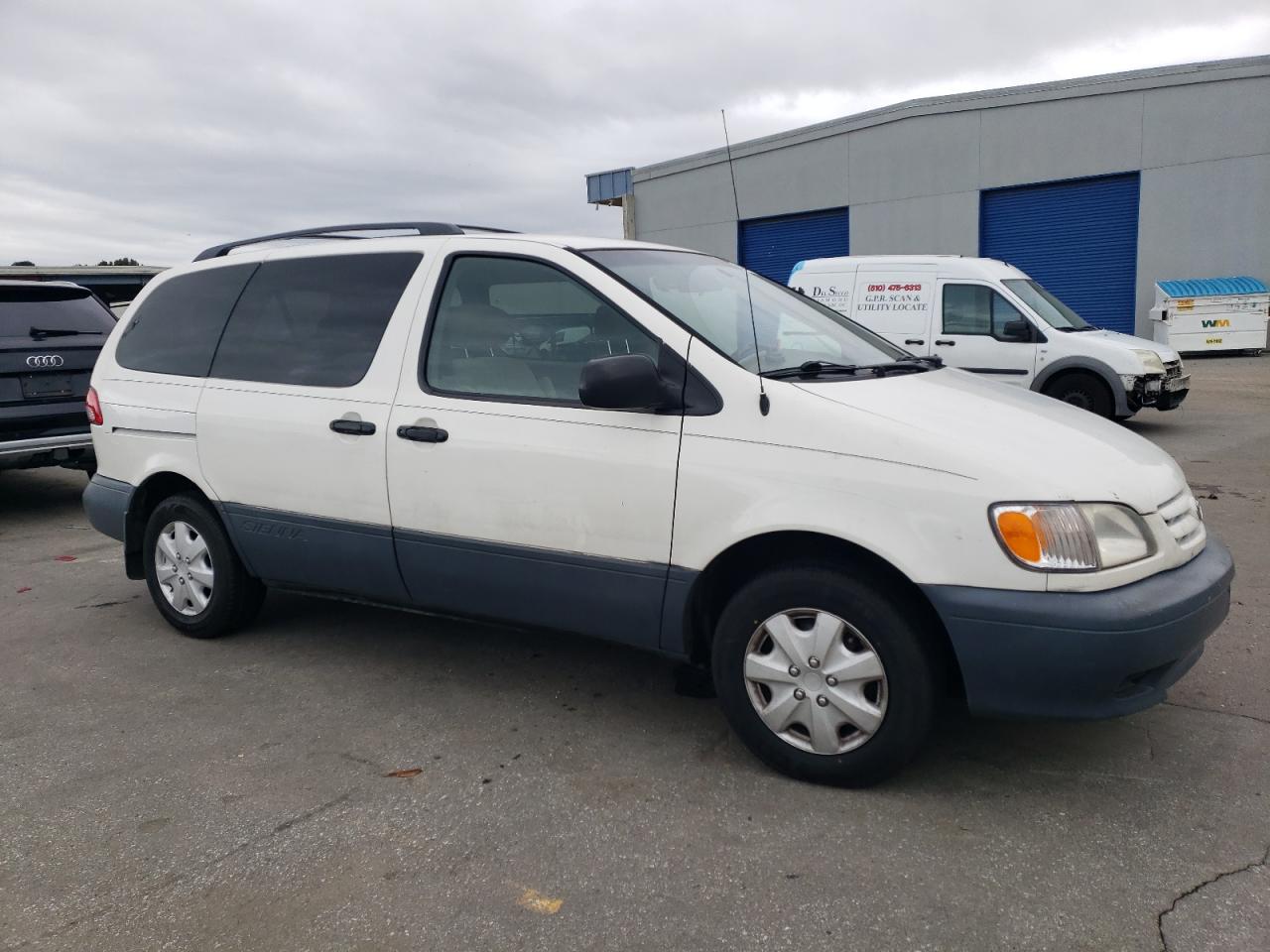 2001 Toyota Sienna VIN 4T3ZF19C01U343011 Copart auction photo, vandalism damage thumbnail 4