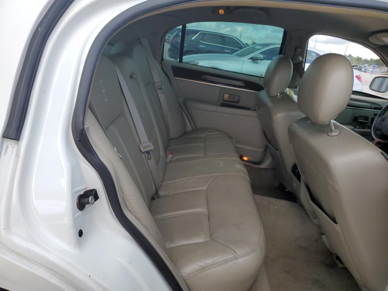 2009 Lincoln Town Car VIN 2LNHM82V99X617986 Copart auction photo, side / minor dent/scratches damage thumbnail 10