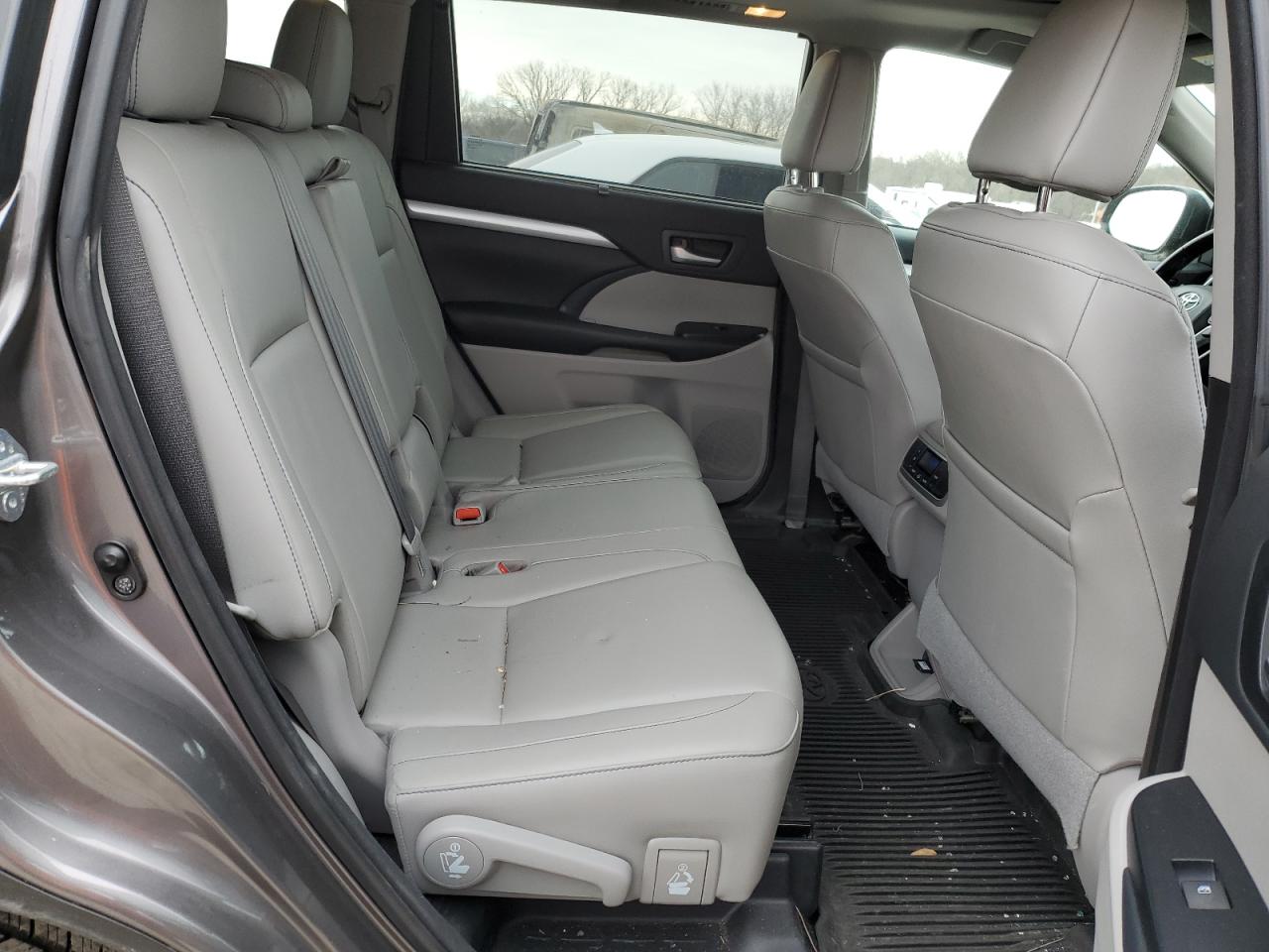 2018 Toyota Highlander VIN 5TDJZRFH2JS497739 Copart auction photo, side damage thumbnail 11