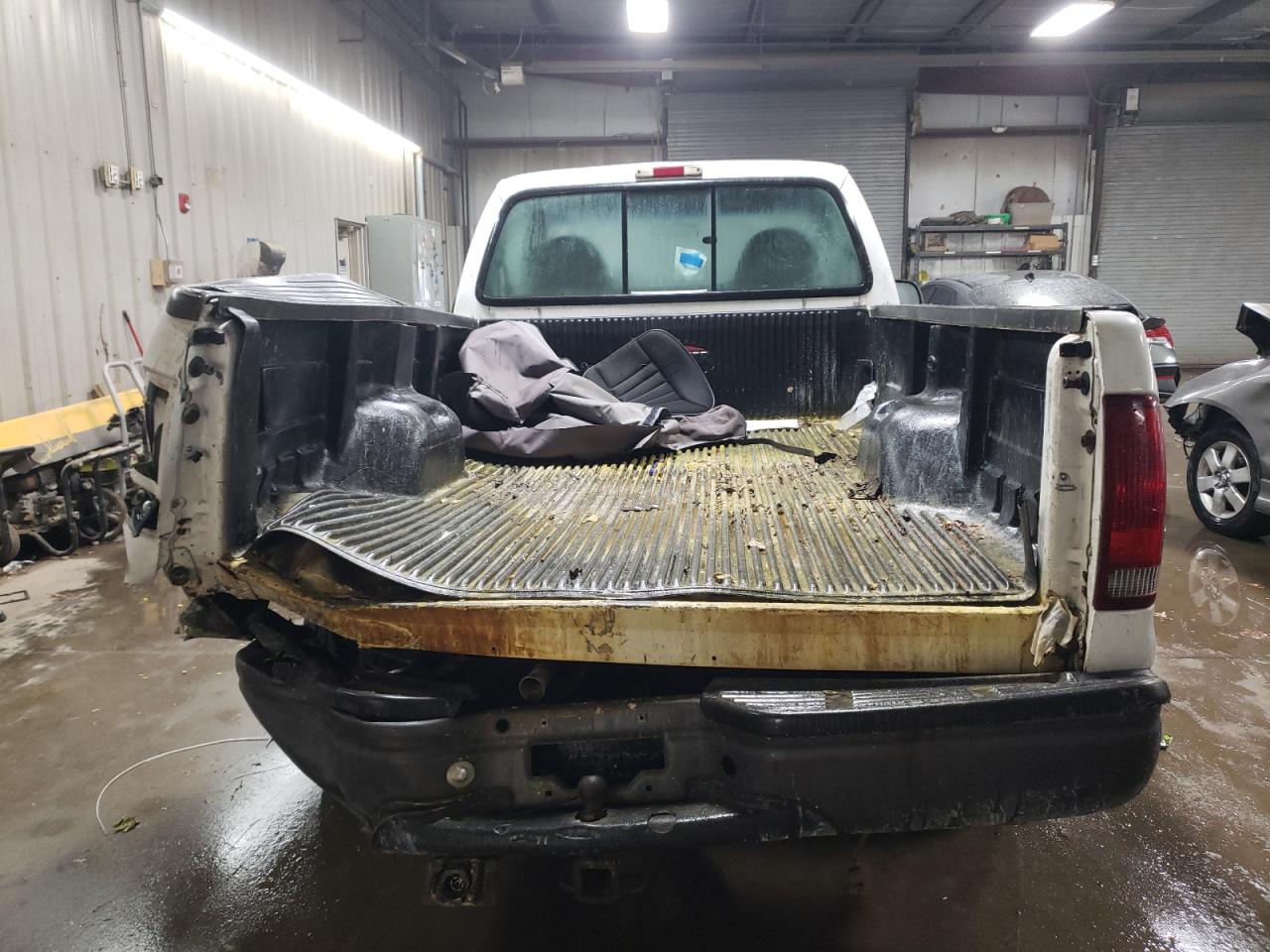 2000 Ford F250 VIN 1FTNF20L9YEB81706 Copart auction photo, rear end / side damage thumbnail 6