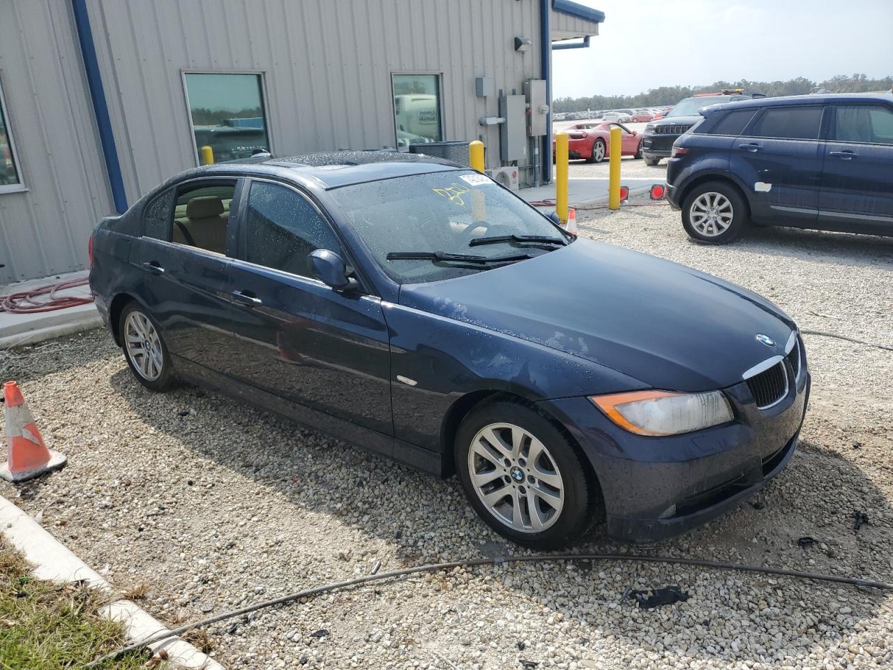 2007 BMW 3er VIN WBAVC93537KX56863 Copart auction photo, water/flood damage thumbnail 4
