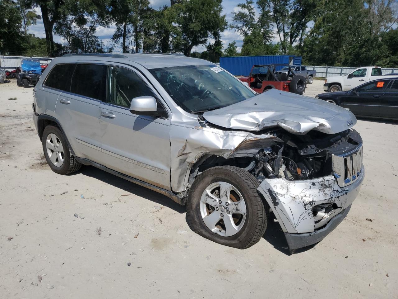 2013 Jeep Grand Cherokee VIN 1C4RJFAG2DC555667 Copart auction photo, front end / rear end damage thumbnail 4
