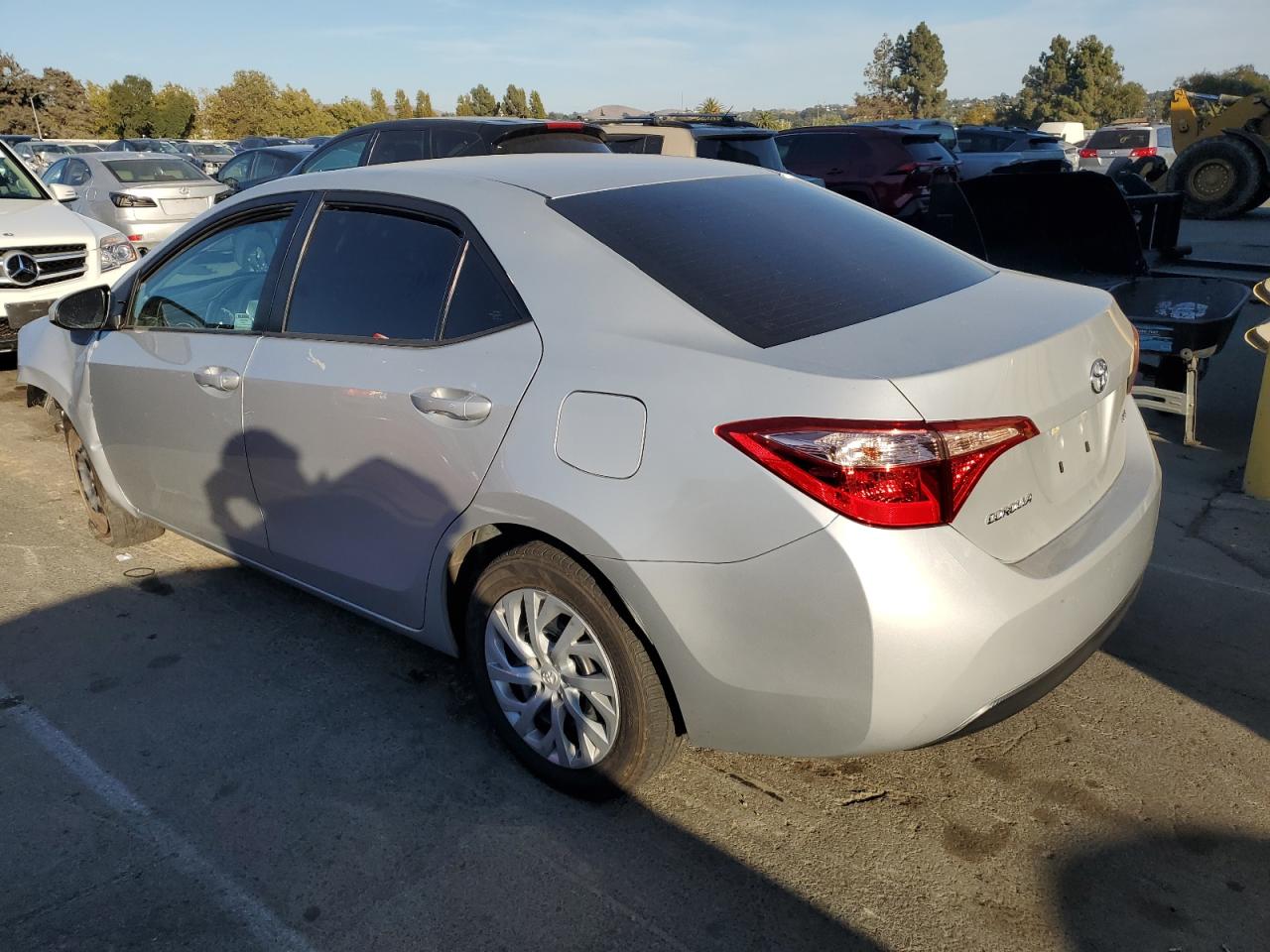 2018 Toyota Corolla VIN 5YFBURHE2JP852925 Copart auction photo, front end damage thumbnail 2