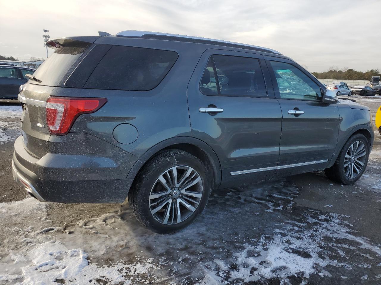 2016 Ford Explorer VIN 1FM5K8HT5GGC02035 Copart auction photo, side / minor dent/scratches damage thumbnail 3