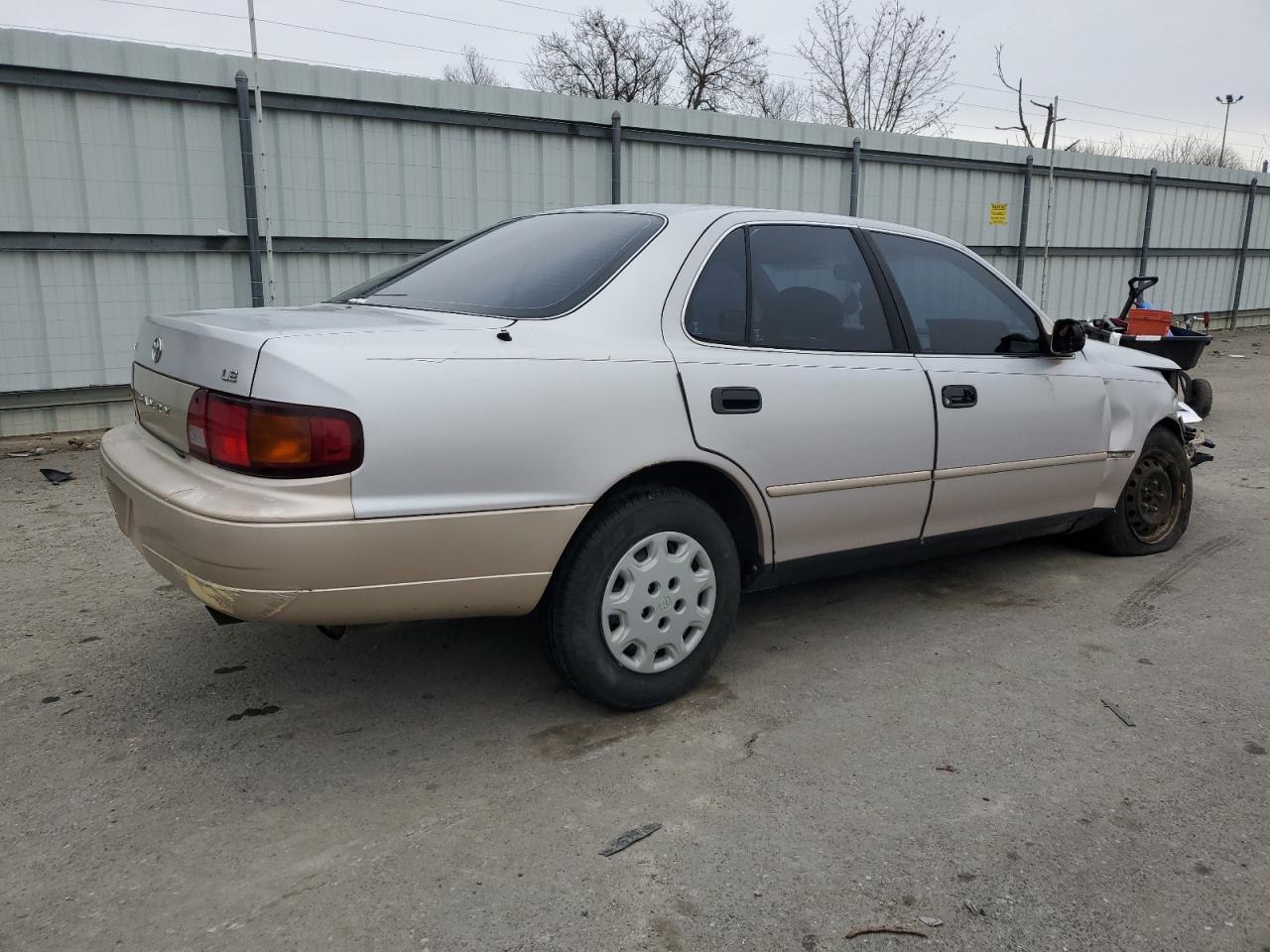 1996 Toyota Camry VIN 4T1BG12K9TU757447 Copart auction photo, front end damage thumbnail 3