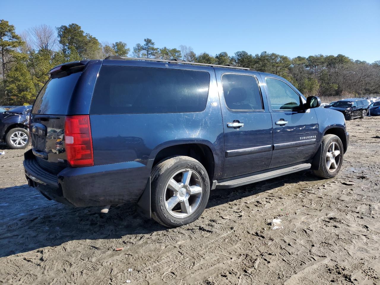 2007 Chevrolet Suburban VIN 1GNFK16347J256505 Copart auction photo, mechanical / side damage thumbnail 3