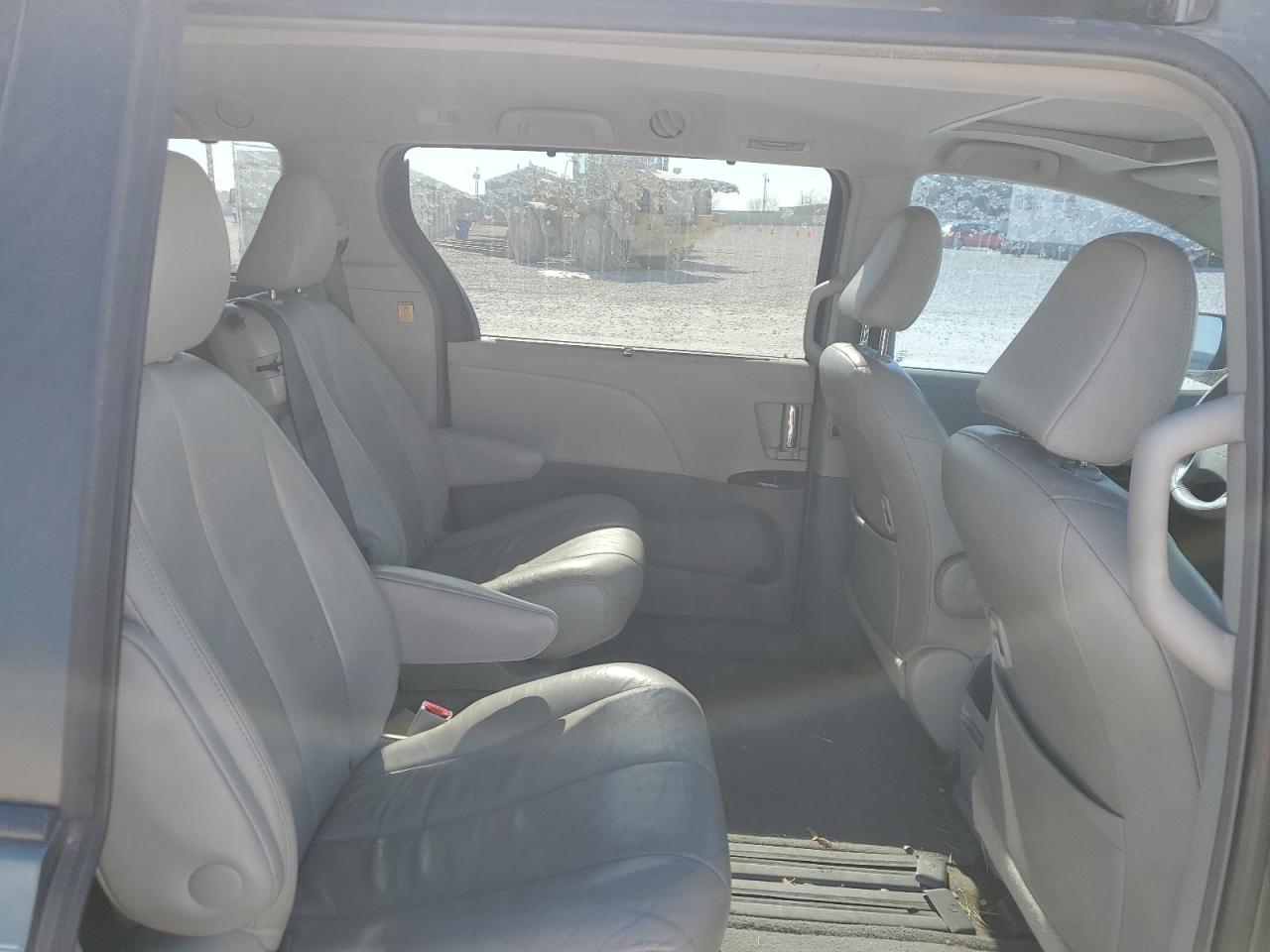 2013 Toyota Sienna VIN 5TDYK3DCXDS309979 Copart auction photo, minor dent/scratches damage thumbnail 11