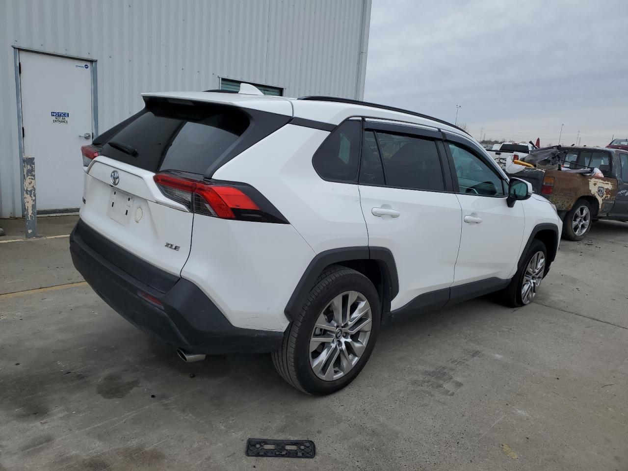 2020 Toyota RAV 4 VIN 2T3C1RFV2LW081861 Copart auction photo, side damage thumbnail 3