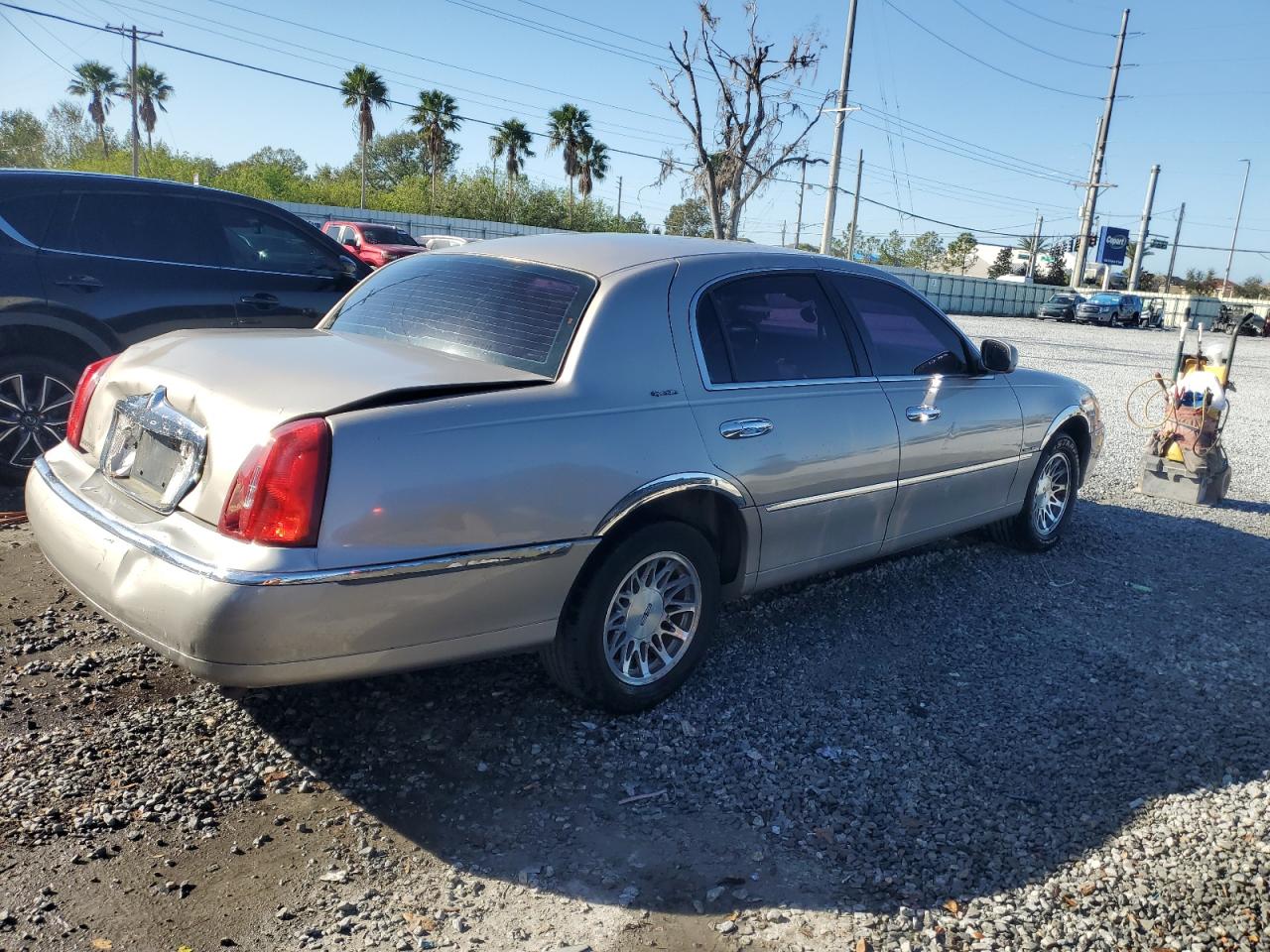 2000 Lincoln Town Car VIN 1LNHM82W2YY816305 Copart auction photo, rear end damage thumbnail 3