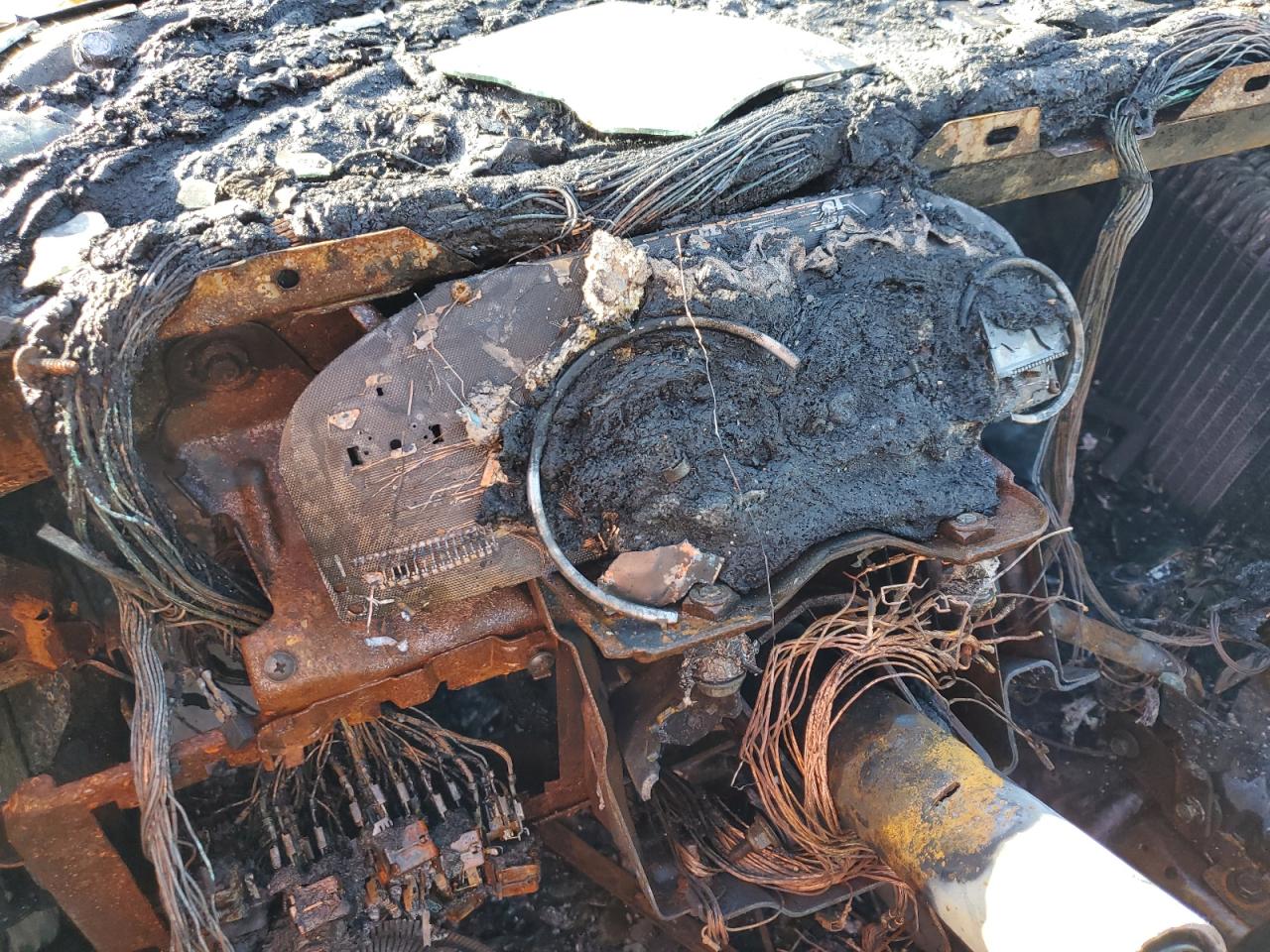 2005 Pontiac GTO VIN 6G2VX12UX5L349106 Copart auction photo, burn / burn - interior damage thumbnail 9