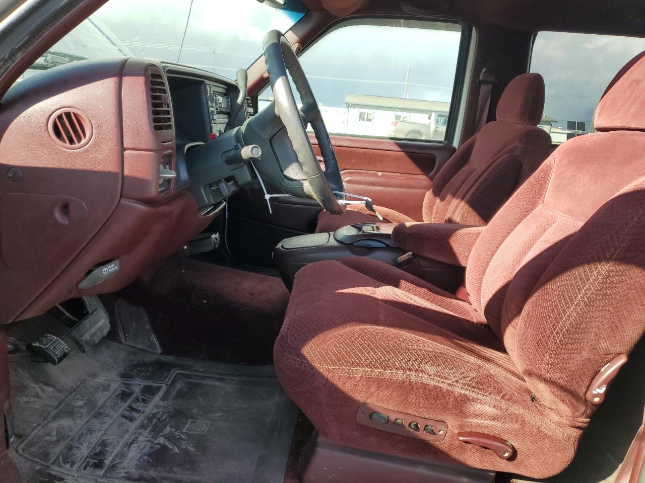 1996 Chevrolet Tahoe VIN 3GNEK18RXTG149158 Copart auction photo, front end / side damage thumbnail 7