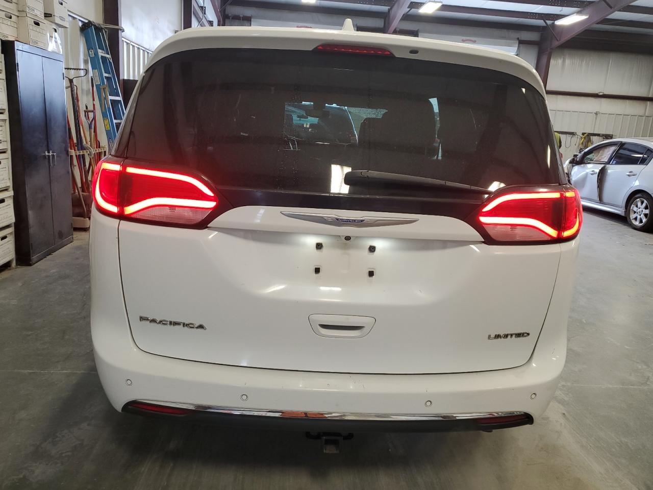 2018 Chrysler Pacifica VIN 2C4RC1GG1JR245811 Copart auction photo, minor dent/scratches damage thumbnail 6