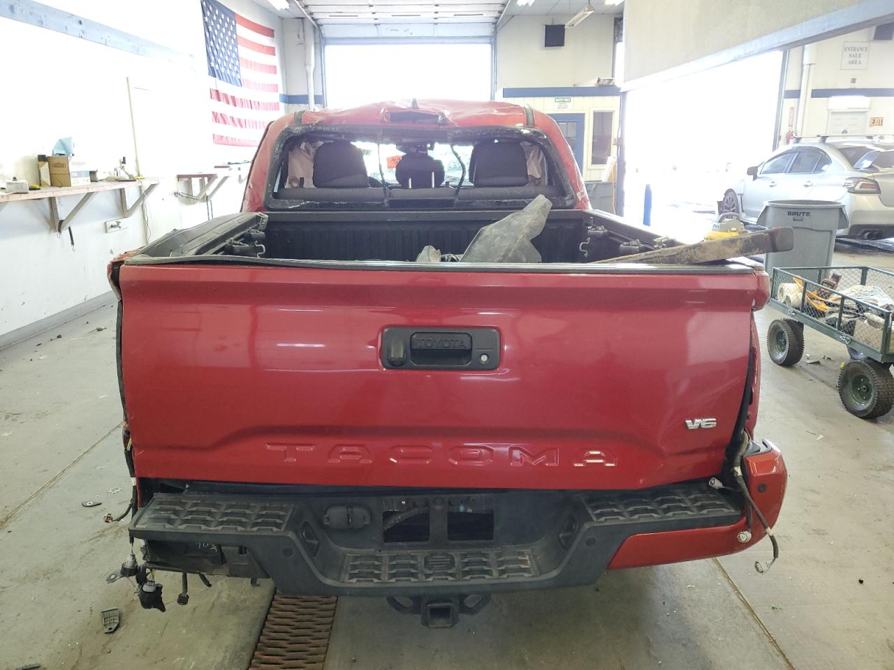 2018 Toyota Tacoma VIN 3TMAZ5CNXJM066147 Copart auction photo, rollover / undercarriage damage thumbnail 6