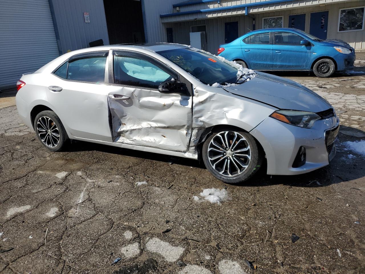 2015 Toyota Corolla VIN 2T1BURHE1FC255417 Copart auction photo, side / front end damage thumbnail 4