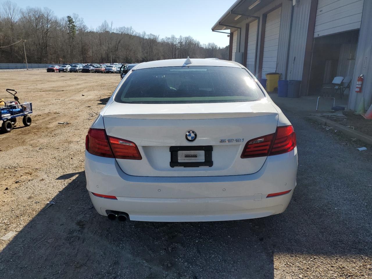 2011 BMW 5er VIN WBAFR1C58BC743887 Copart auction photo, side / front end damage thumbnail 6