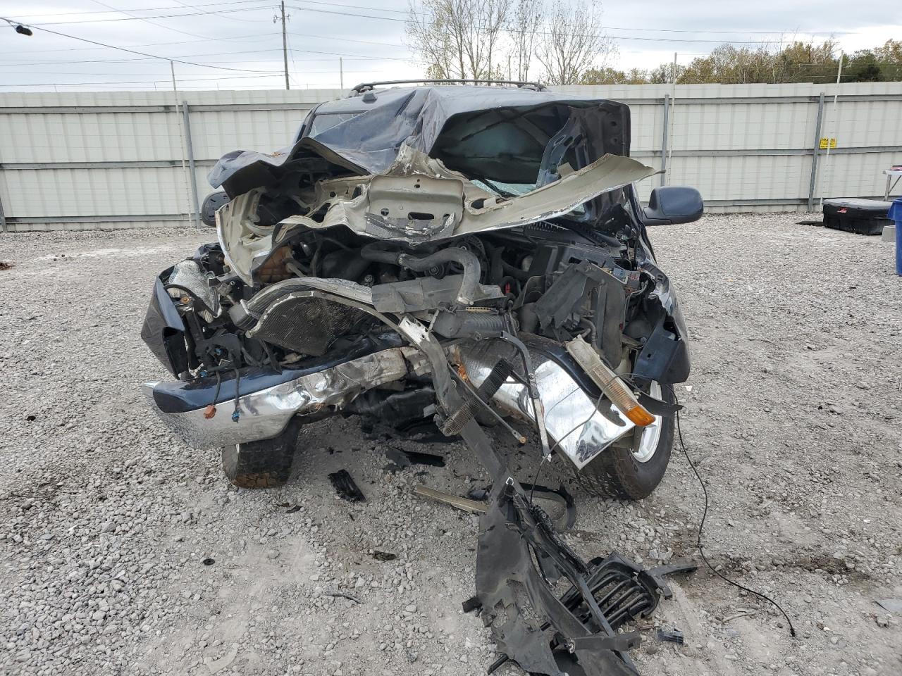 2005 GMC Yukon VIN 1GKEC13V75J144998 Copart auction photo, front end / side damage thumbnail 5